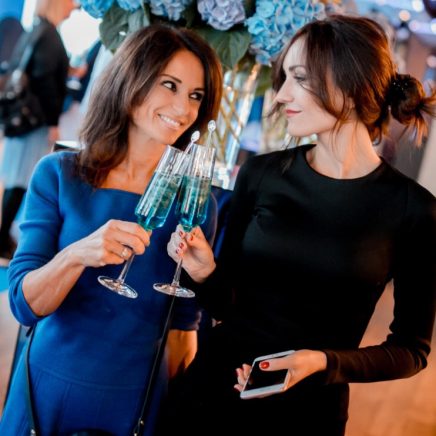 Swiss fashion bloggers Beatrice and Geri drinking at a party