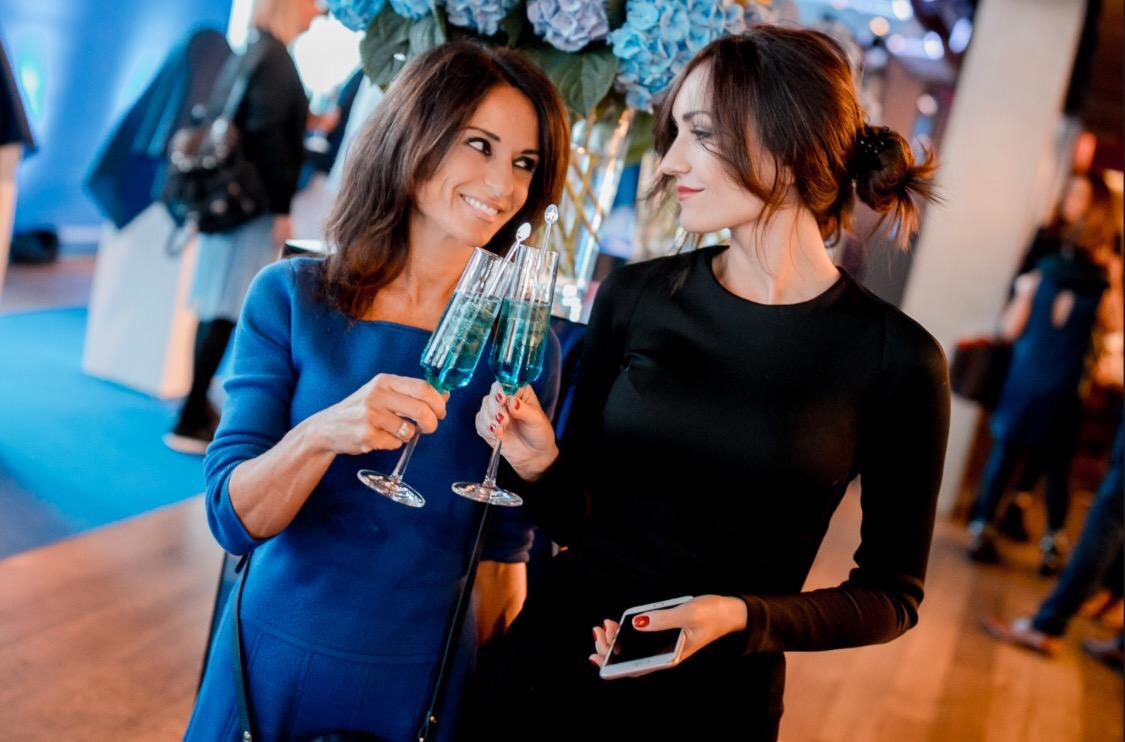 Swiss fashion bloggers Beatrice and Geri drinking at a party